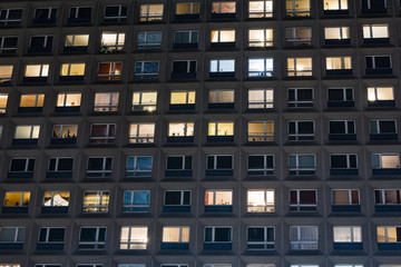 Fenster beleuchtet, Fenster, Hochhausfassade, DDR Plattenbaufassade