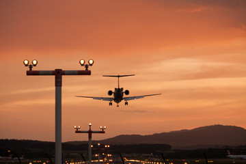 Landeanflug, Landung im Sonnenuntergang, Flugzeug, Airliner