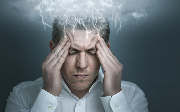 Mann mit Anfall von Kopfschmerzen und Migräne