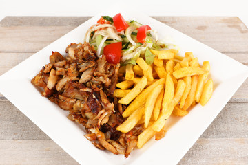Hähnchendöner mit Pommes und Salat