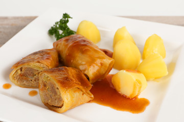 Kohlrouladen mit Kartoffeln und Sauce