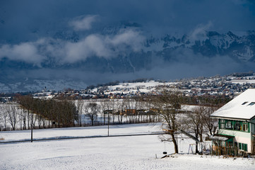 Fototapeta na wymiar Liechtenstein im Winter: Blick auf Mauren