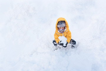 Fototapeta na wymiar Asian child in winter