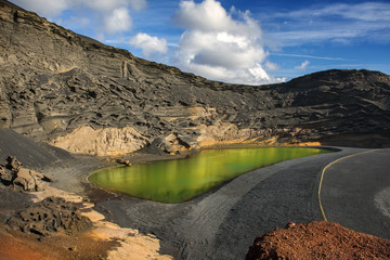 Zielone jezioro Charco de los Clicos, czarna plaża w El Golfo © Agnieszka