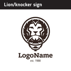 Fototapeta premium Kołatka z logo w kształcie głowy lwa