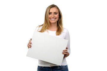 Hübsche blonde Frau mit einer weissen Tafel in den Händen lacht