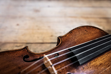 Geige auf Holz mit Textfreiraum