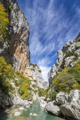 Fototapeta na wymiar Parc naturel régional du Verdon, Grand Canyon du Verdon, la rivière du Verdon à l'entrée du couloir Samson, depuis le sentier Blanc-Martel sur le GR4, Alpes de Haute-Provence