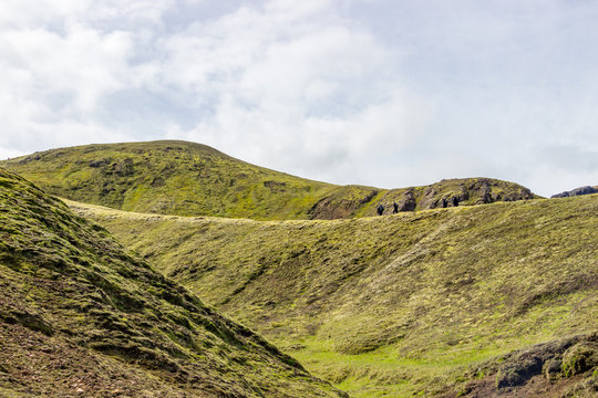 Island, Suðurland, Mit Moos und Unkraut bedeckte Berge zeichnen die Farben des Natur Reservats