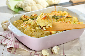 Vegetarischer Blumenkohlauflauf mit Eiern, Joghurt und Käse heiß aus dem Backofen serviert - Hearty cauliflower gratin with eggs, natural yogurt and cheese served hot from the oven