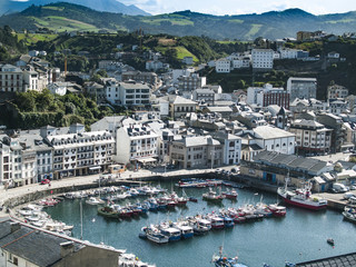 Naklejka premium Puerto y vista general de Luarca, bonita villa marinera de Asturias entre mar y montañas