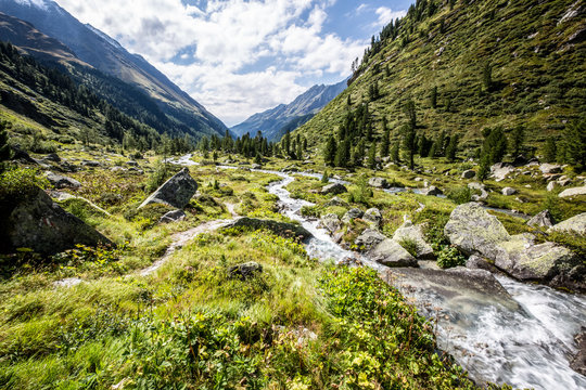 &Ouml;sterreich, Tirol, Lienz, Wandern durch das Tal im Nationalpark Hohe Tauern auf 2000m, Kernzone, Tal des Wassers