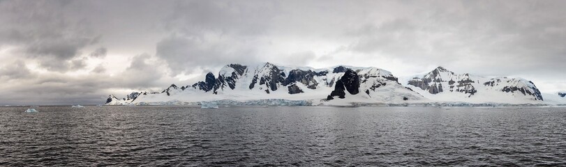 Obraz premium Antarctic landscape view from sea panoramic