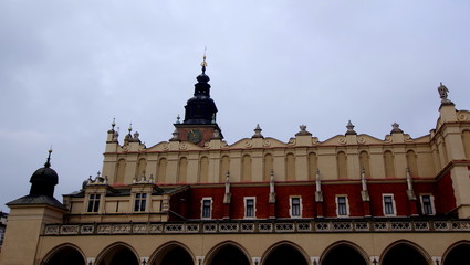Sukiennice oraz wieża ratusza na krakowskim rynku - unikalna polska zabudowa © Konrad_elx