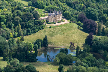Fototapeta na wymiar Vue aérienne du château du Héron à Dampont dans le Val d'Oise en France
