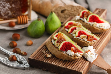 Toasts with figs and honey