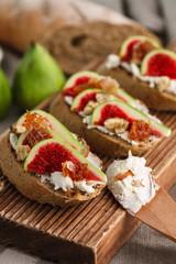 Toasts with figs and honey