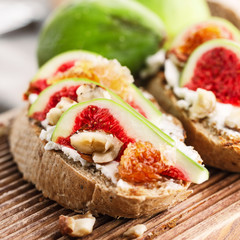 Toasts with figs and honey