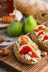 Toasts with figs and honey
