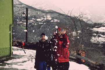 jugando con la nieve