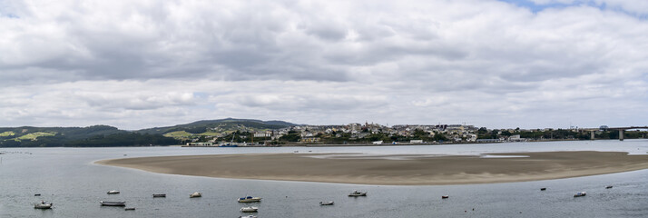 Panorámica de Ría de Ribadeo en un día gris con el pueblo de Castropol al fondo cubierto de nubes