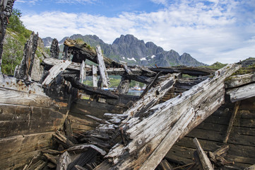 Fototapeta na wymiar Epave de bateaux aux Lofoten