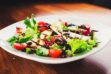 Salad with grilled cheese