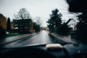 Straße bei Regen aus dem Auto heraus