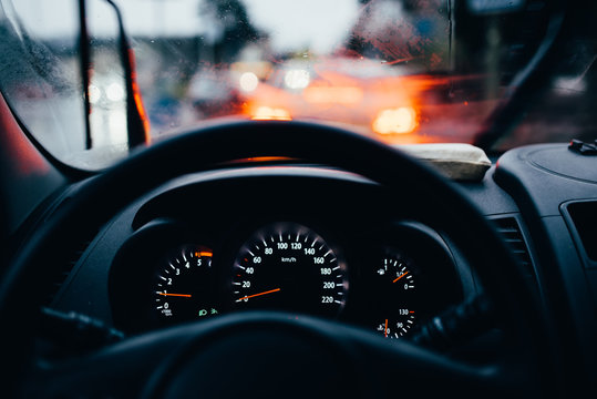 Autocockpit bei Regen