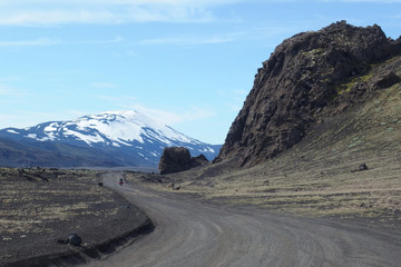 Islandia - wulkan Hekla i rowerzysta na drodze © Iwona
