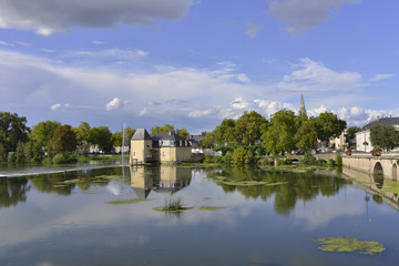 Fototapeta na wymiar Vue sur le Loir à La Flèche (72200), département de la Sarthe en région Pays de la Loire, France