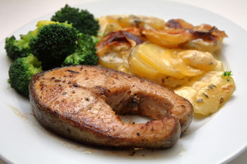 Wildlachs mit Brokkoli und Kartoffelgratin