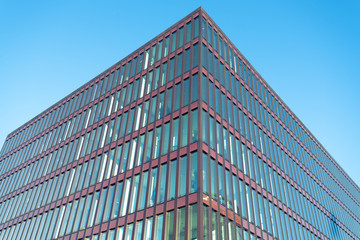 Abstrakte Fassade eines modernen B&uuml;rogeb&auml;udes in Hamburg, Deutschland