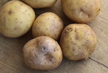 group potatoes on wooden ground