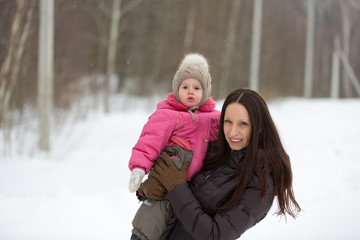 Fototapeta premium Mom and daughter in winter Park