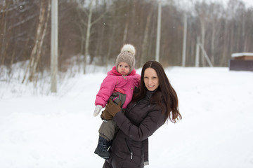 Fototapeta premium Mom and daughter in winter Park