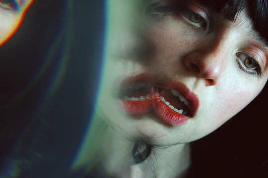 Retrato art&iacute;stico y conceptual futurista de una chica joven y morena 