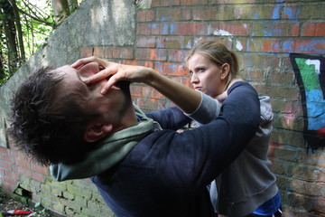 Frau wird überfallen und zeigt smartreflex selbstverteidigungstechniken