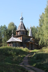 Fototapeta na wymiar деревянная церковь на береге