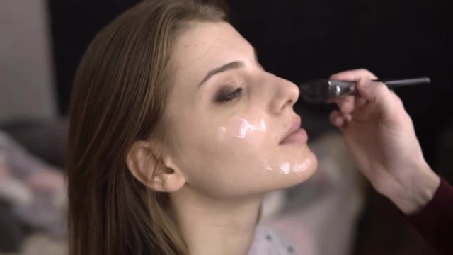  make-up artist paints Highlighter