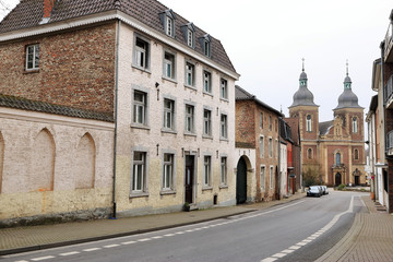 Fototapeta na wymiar Kleikstrasse in Herzogenrath mit Sankt Mariä Himmelfahrt