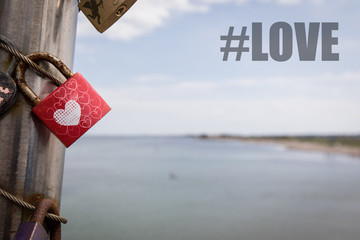 Vorhängeschloss mit Herzen und Love Schriftzug