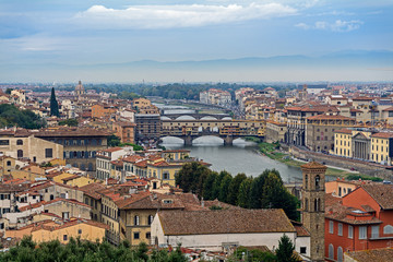 Fototapeta na wymiar Arno mit Ponte Vecchio in Florenz 