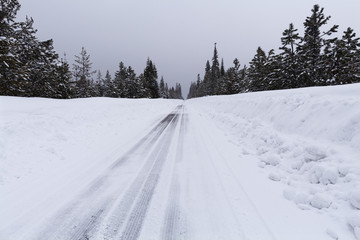 Obraz premium Snowy road with icy conditions