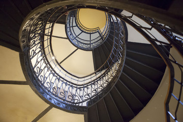Obraz premium Spiral staircase in the old house in Warsaw