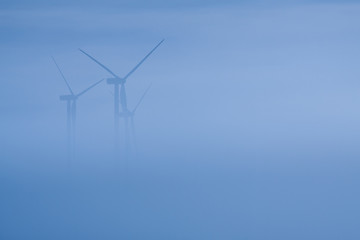Windräder im Morgennebel