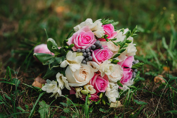Obraz na płótnie Canvas beautiful wedding bouquet with white and pink roses and other colorful flowers in nature