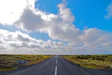 一直線の道と地平線