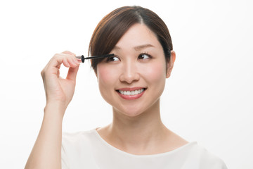 化粧をする女性、まつ毛、マスカラ