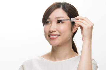 化粧をする女性、まつ毛、マスカラ